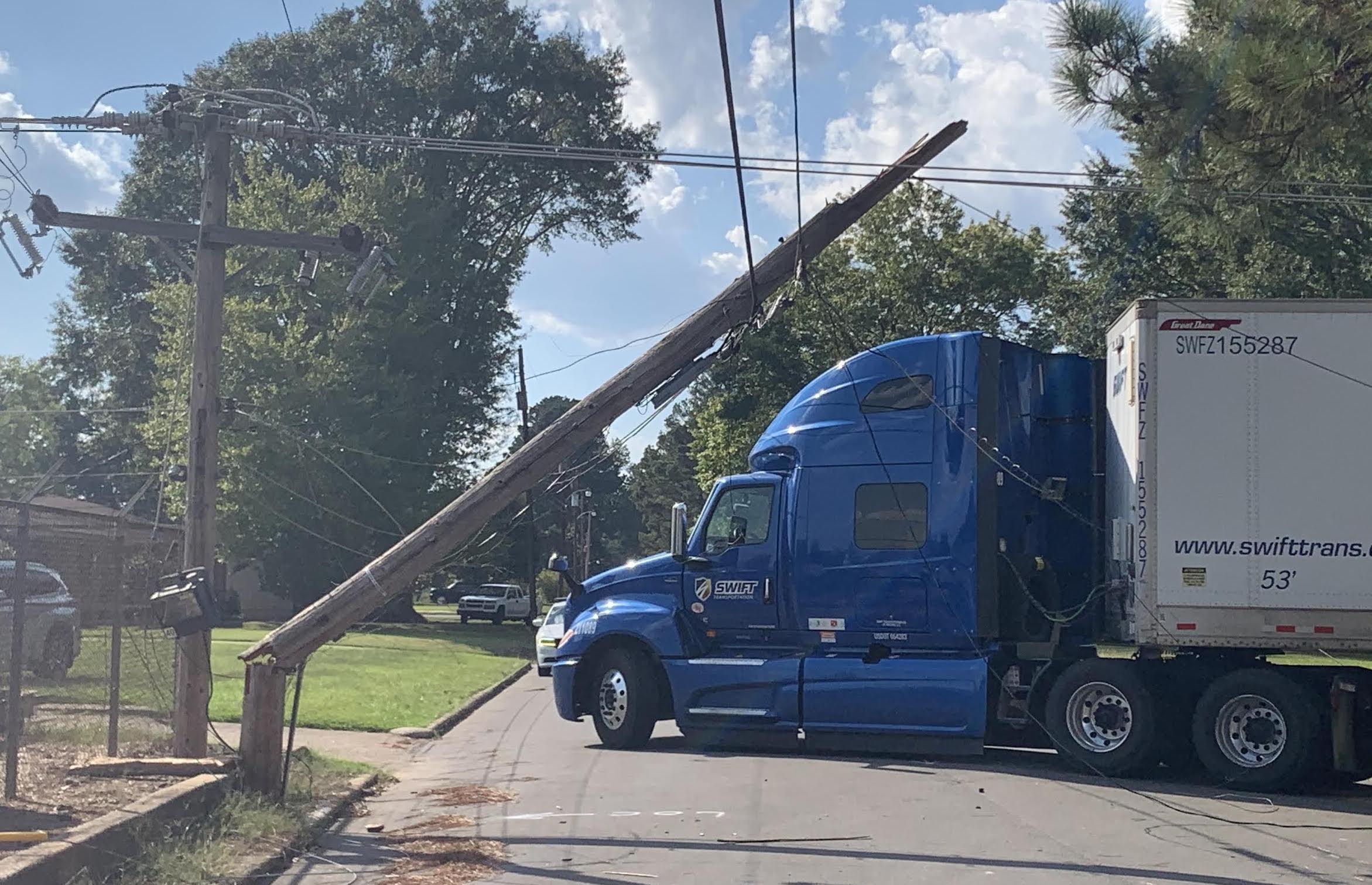 Semi crash damages light pole, knocking out power in half of Warren