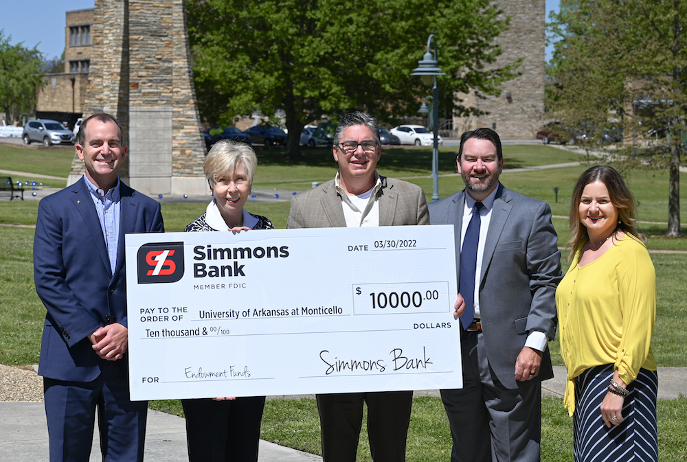 Simmons Bank Gifts $10,000 to Endowed Scholarship at UAM