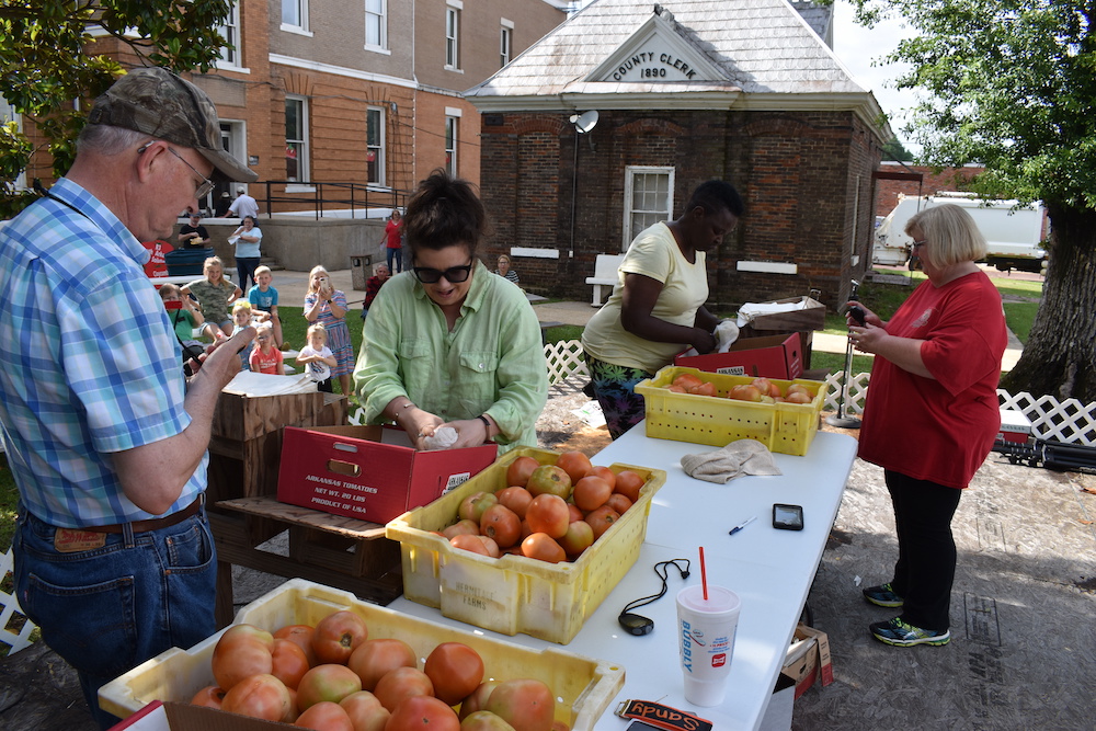 Locals compete in annual tomato packing contest(winners announced+photos from the event)