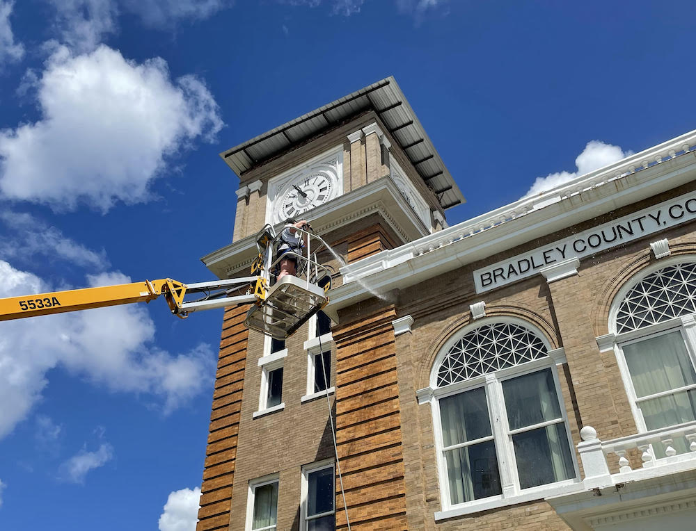 Bradley County Courthouse receives top-to-bottom cleaning courtesy of South Ark Soft Wash