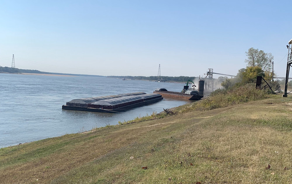 With Mississippi River shipping at a crawl, farmers seeing prices for their grain falling