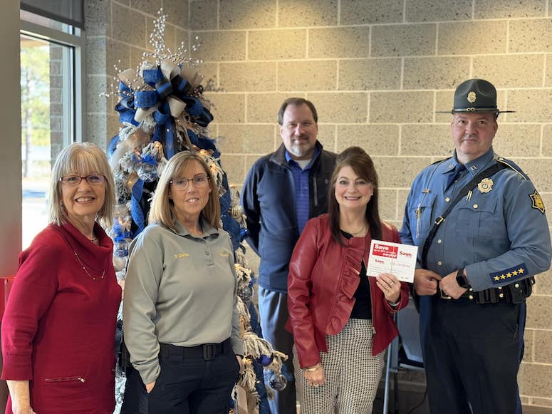 Warren Bank spreads Holiday cheer with Christmas ham donation to Arkansas State Police Troop F